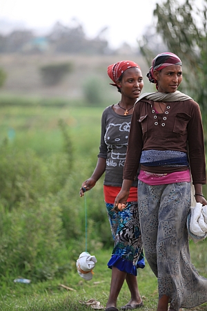 Women walking to urban farms in Addis Ababa_Apollo Habtamu